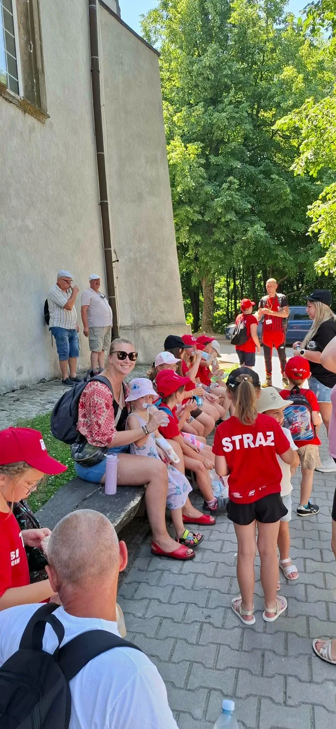 Strażacy z Chęcin na wycieczce integracyjnej po Górach Świętokrzyskich — zdjęcie 16
