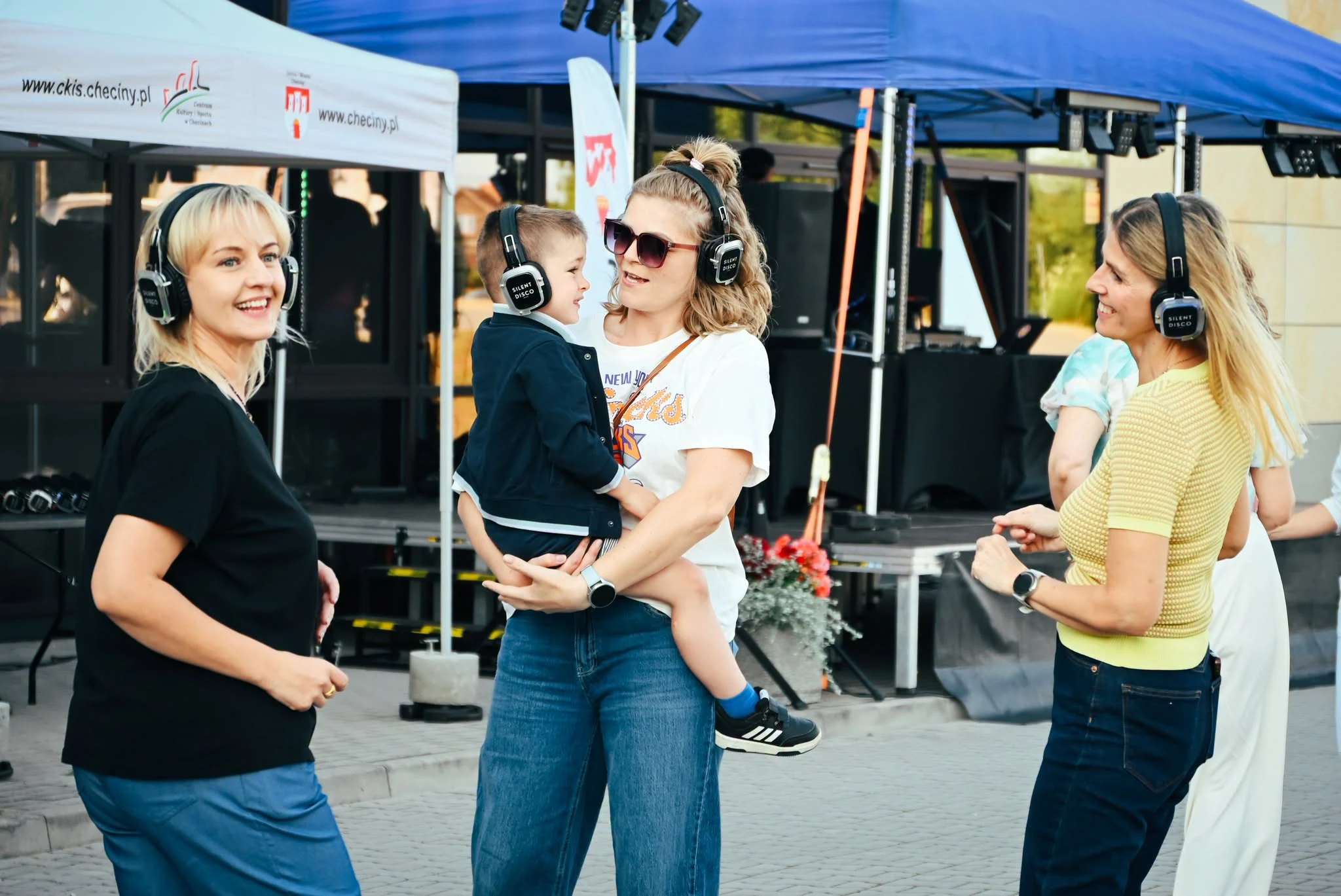 Silent Disco w Chęcinach – wakacyjna zabawa ze słuchawkami — zdjęcie 10